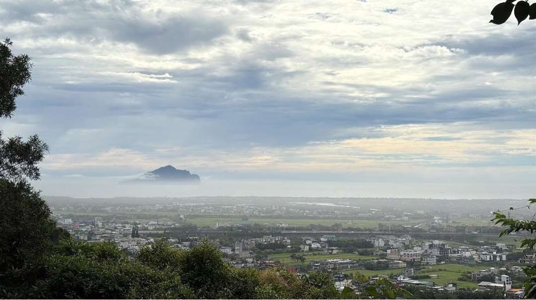 跑在宜蘭的山海之間，腳下是林徑，眼前是龜山島。圖／Jennifer
