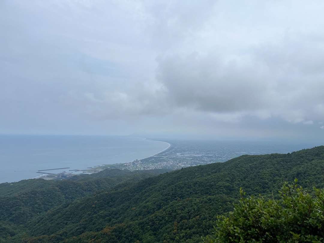 從宜蘭山徑俯瞰蘭陽平原，風景壯闊無邊。圖／Jen