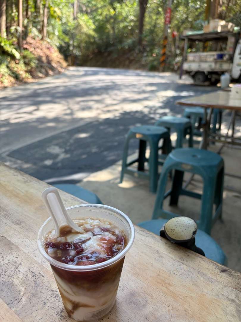 附近有在地攤販販售豆花與簡單熱食，跑完可以犒賞自己。