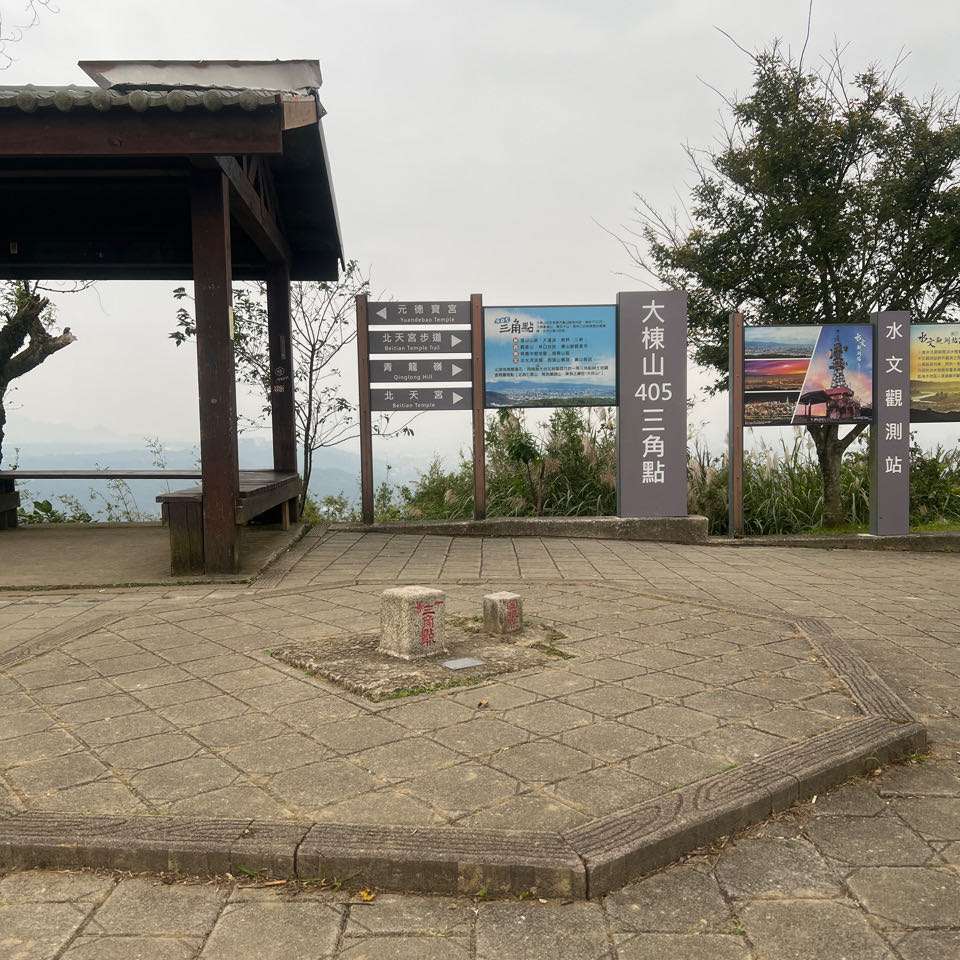 大棟山三角點觀景台，可遠眺美景並稍作休息。圖／Zelos Liao