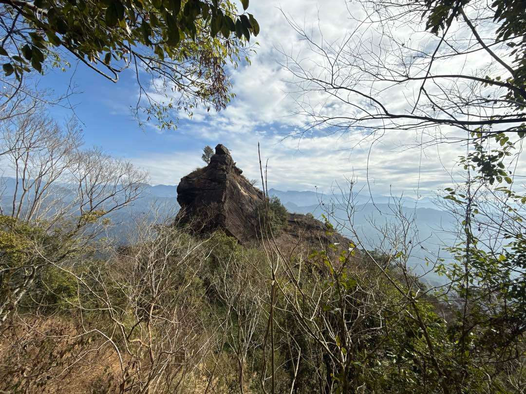 因山峰上的巨岩因形似獵鷹而名命為「獵鷹尖」。