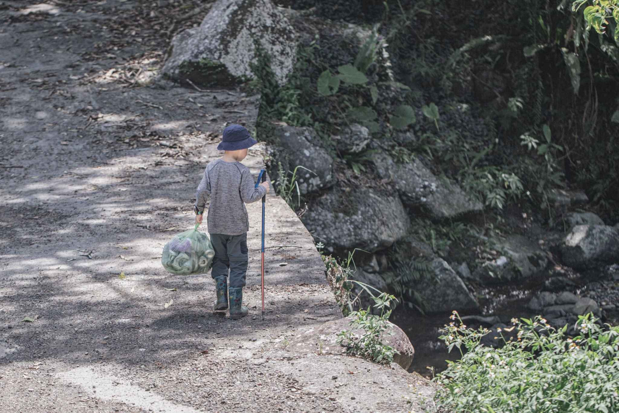 登山最破壞心情的，就是在山裡看到被亂丟的垃圾，及胡亂餵食野生動物的大人。體力許可的時候，小樂會撿一些垃圾下山。他也自我期許，等長大後更有能力，要勸導大家不要餵食野生動物。