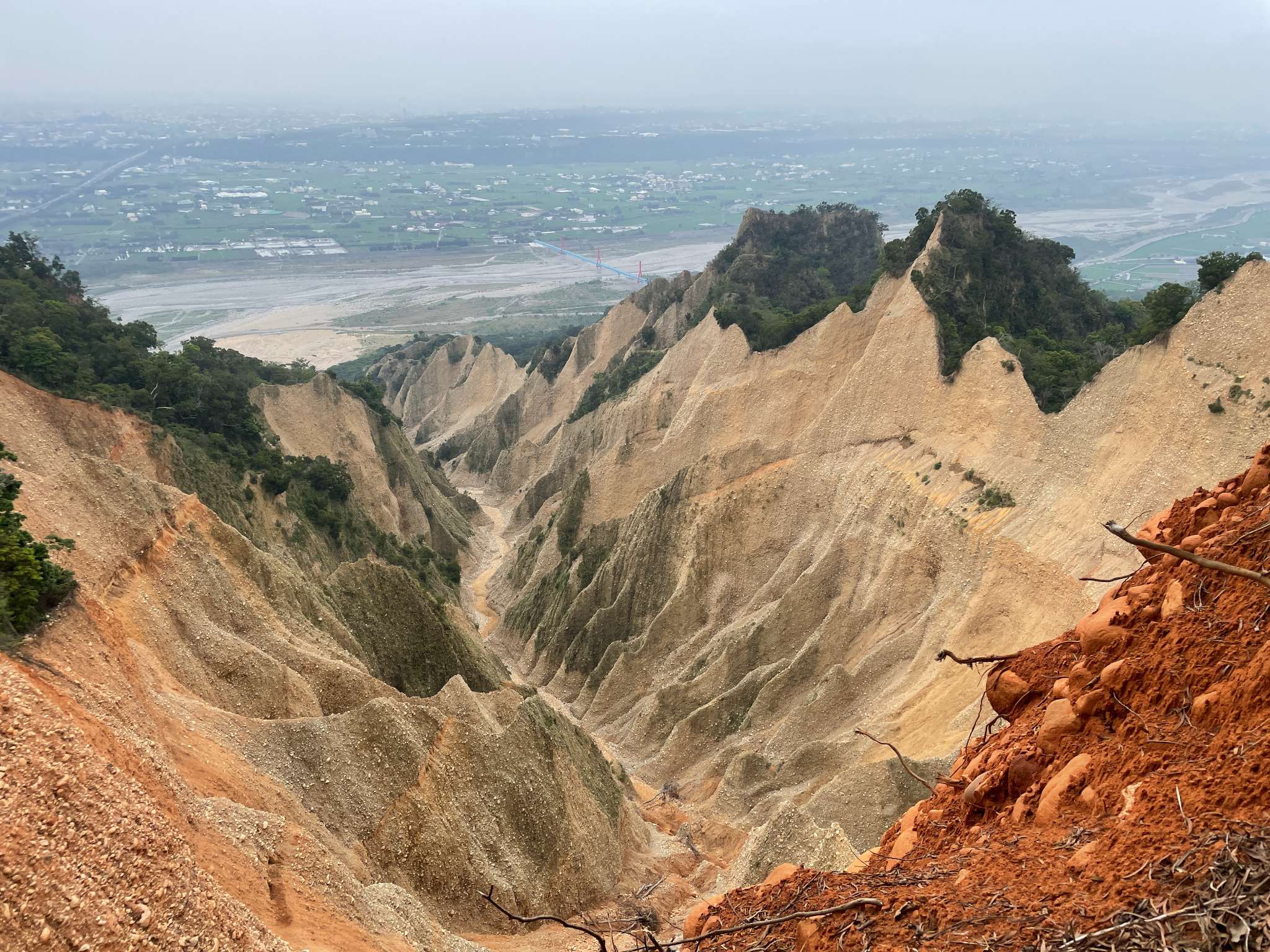 火炎山因礫岩地質長年受風雨侵蝕，形成大片裸露山壁與尖銳稜線