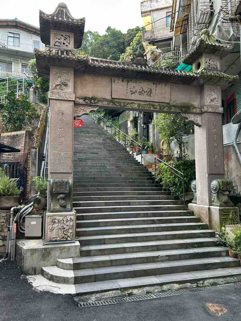 路線一開始就會行經指南宮步道入口。圖＼宮本明