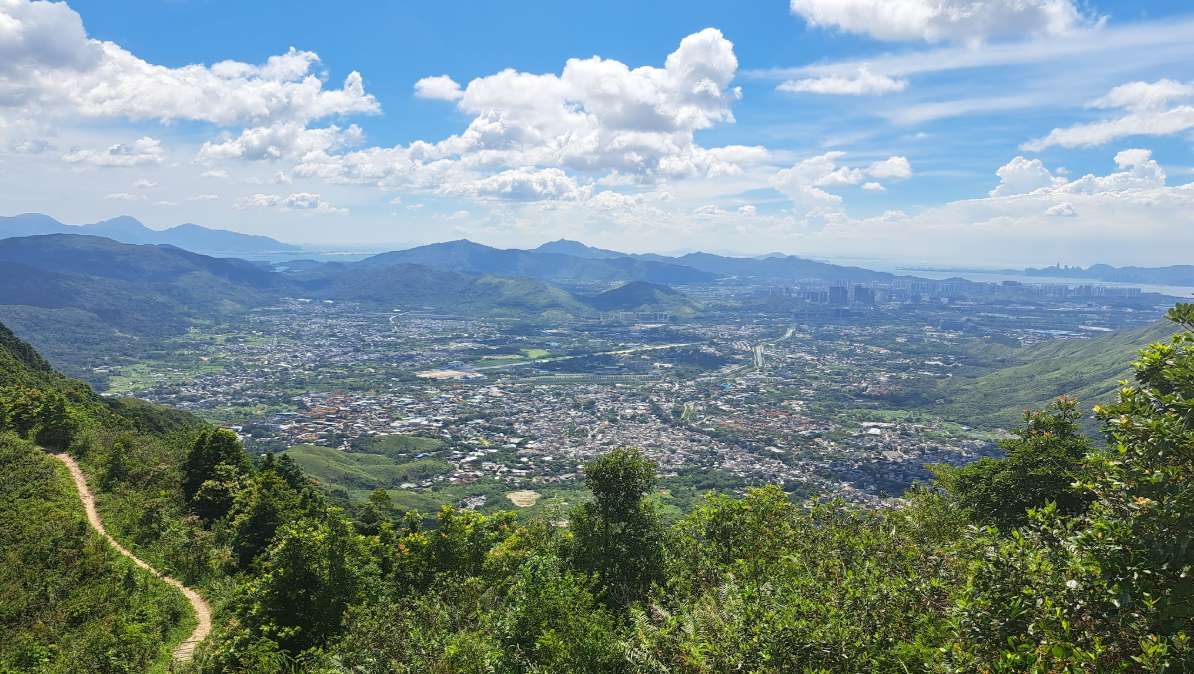 登上山脊後可俯瞰元朗八鄉及錦田平原，晴朗日子景觀層次十分豐富。