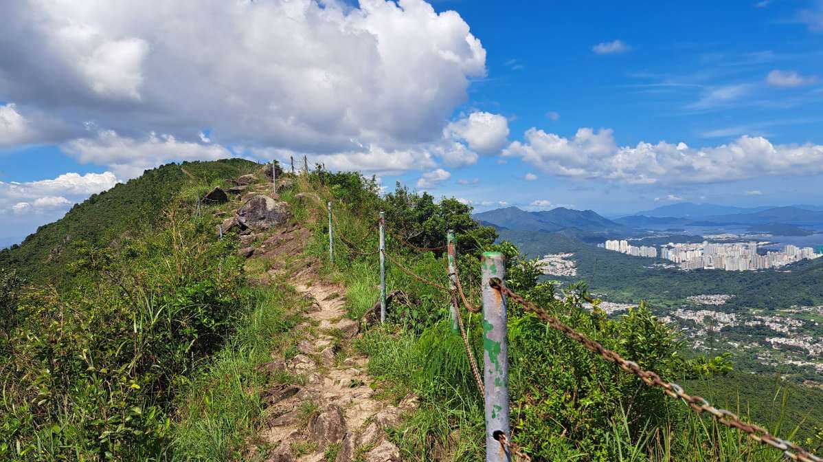 大刀屻山脊狹長而開揚，部分路段設有欄杆及鐵鏈，行走時仍需保持距離及穩定步伐。