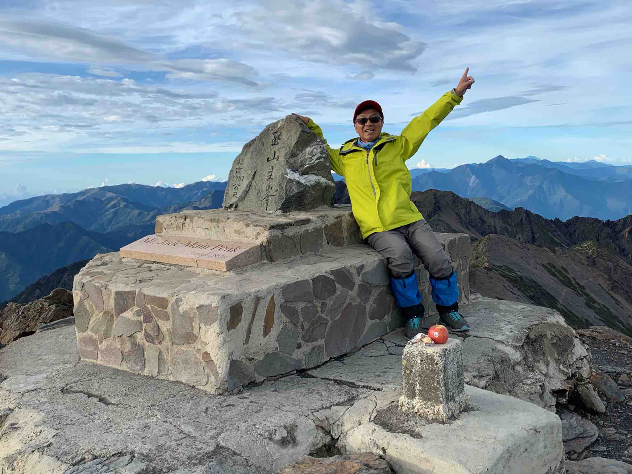 登玉山時，阿秋帶著蘋果。