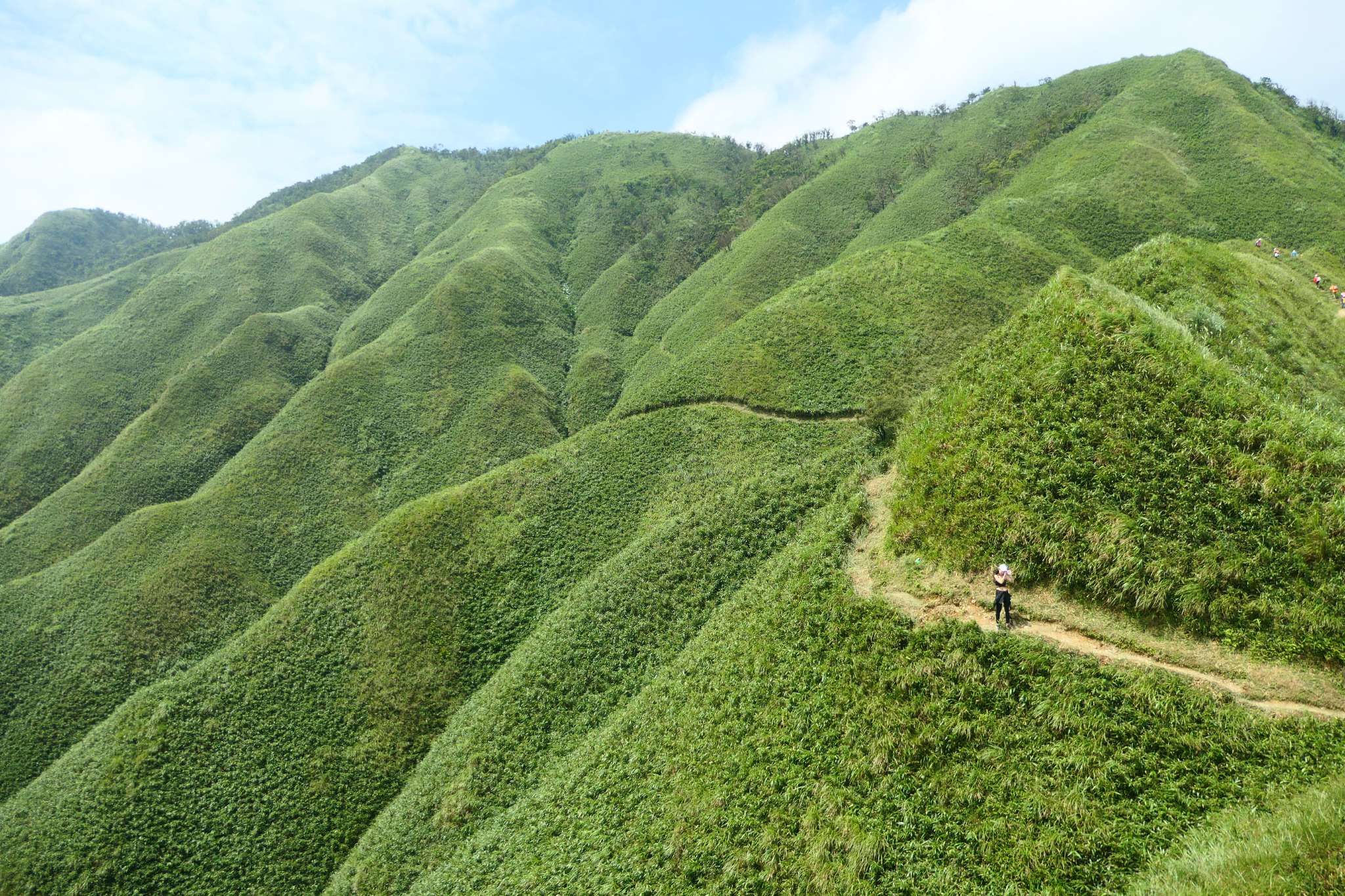 抹茶山高度近一千公尺，天氣變化大，有可能在抹茶山下陽光普照，到了山頂，轉瞬間卻被雲霧環繞，甚至下起小雨。