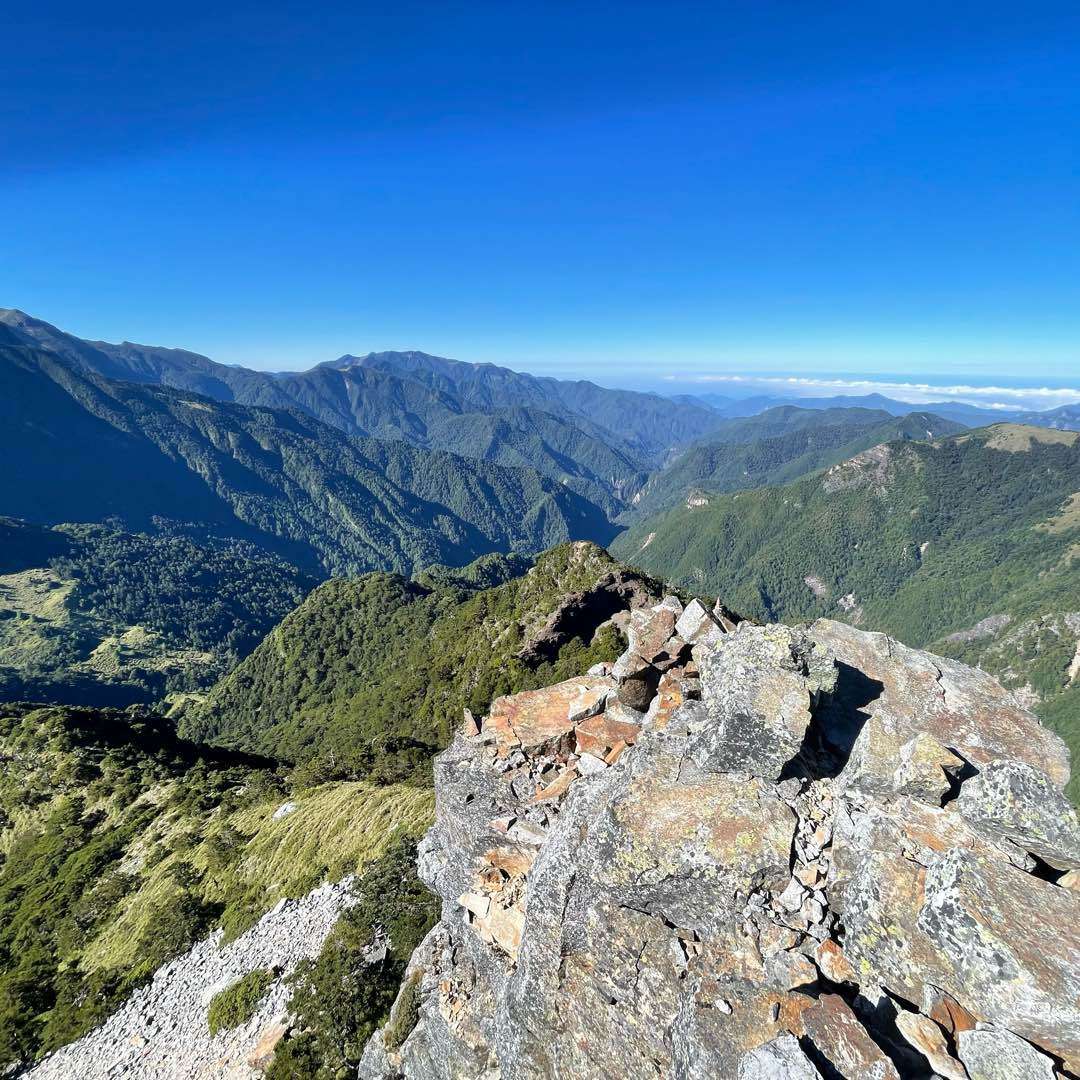 小霸尖山需要拉繩攀爬