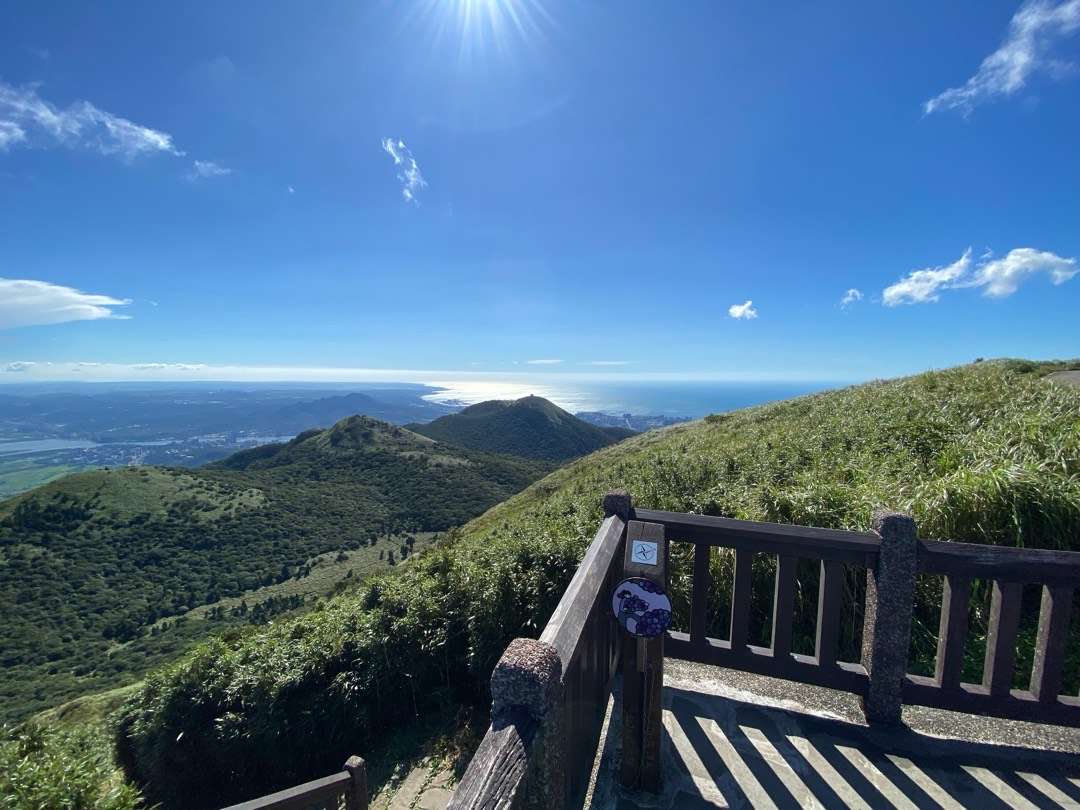 大屯山視野遼闊，能將臺北盆地與大屯火山群一覽無遺點。圖／JK