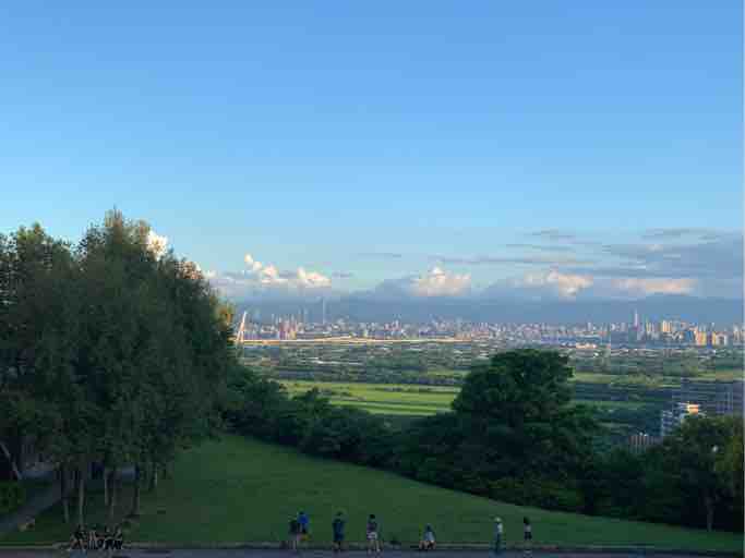 忠義山的綠意、北藝大的藝文氛圍，加上關渡平原的遼闊視野，讓這段路線充滿詩意。圖／薛仁傑