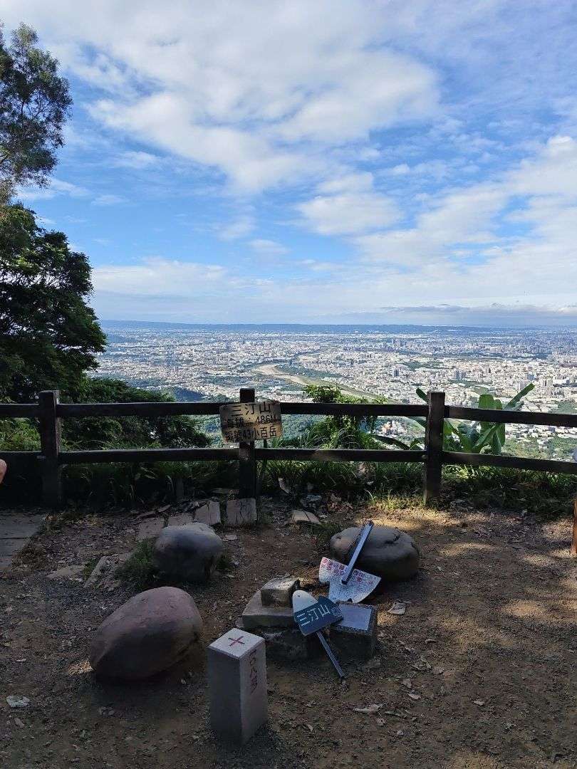 海拔 480 公尺的三汀山，步道良好，山頂展望佳。