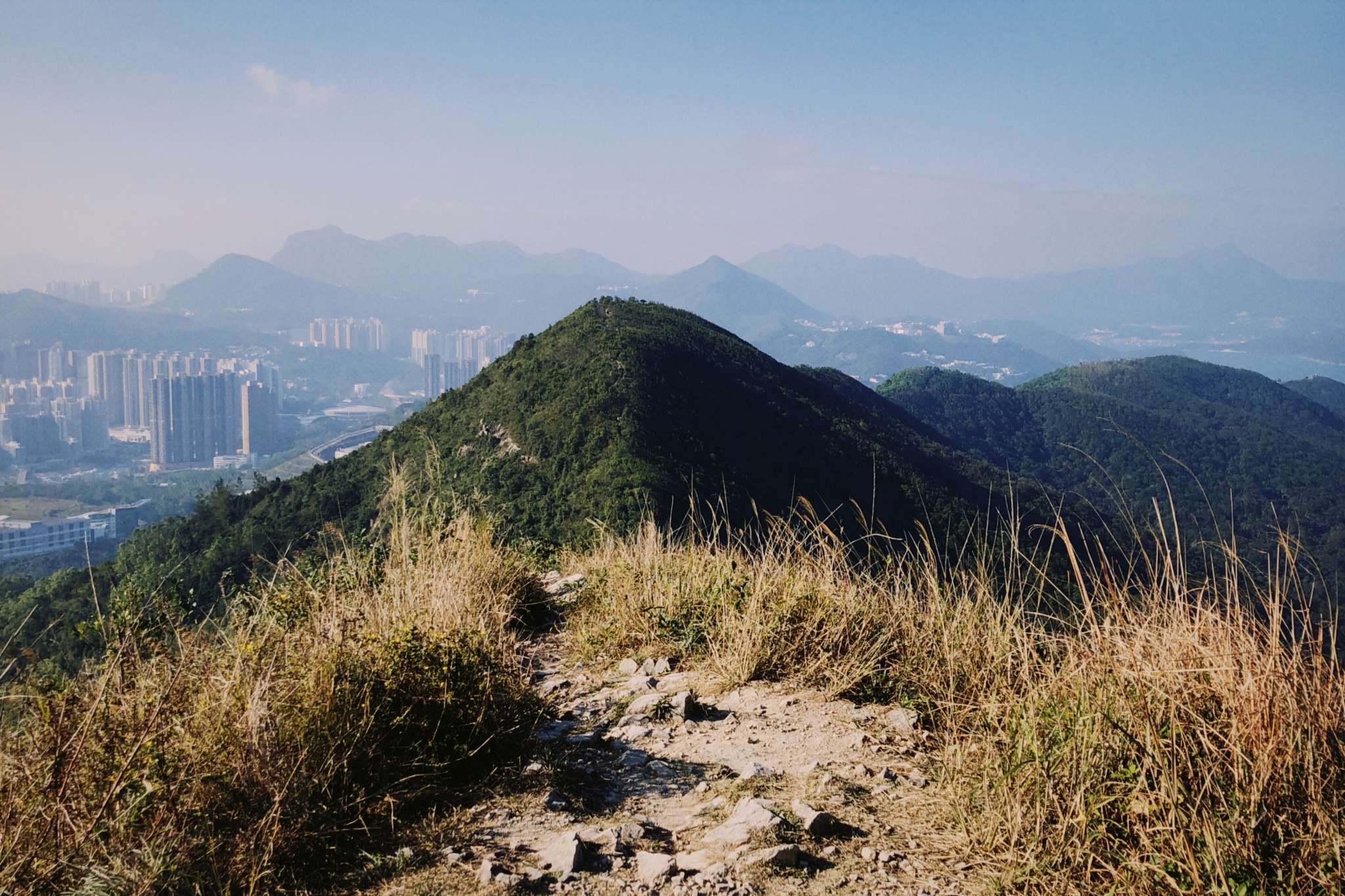 釣魚翁沿路景致開揚。