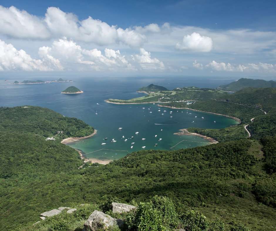 釣魚山頂是 360 全景，可一次過看到將軍澳、清水灣、西貢的景色。