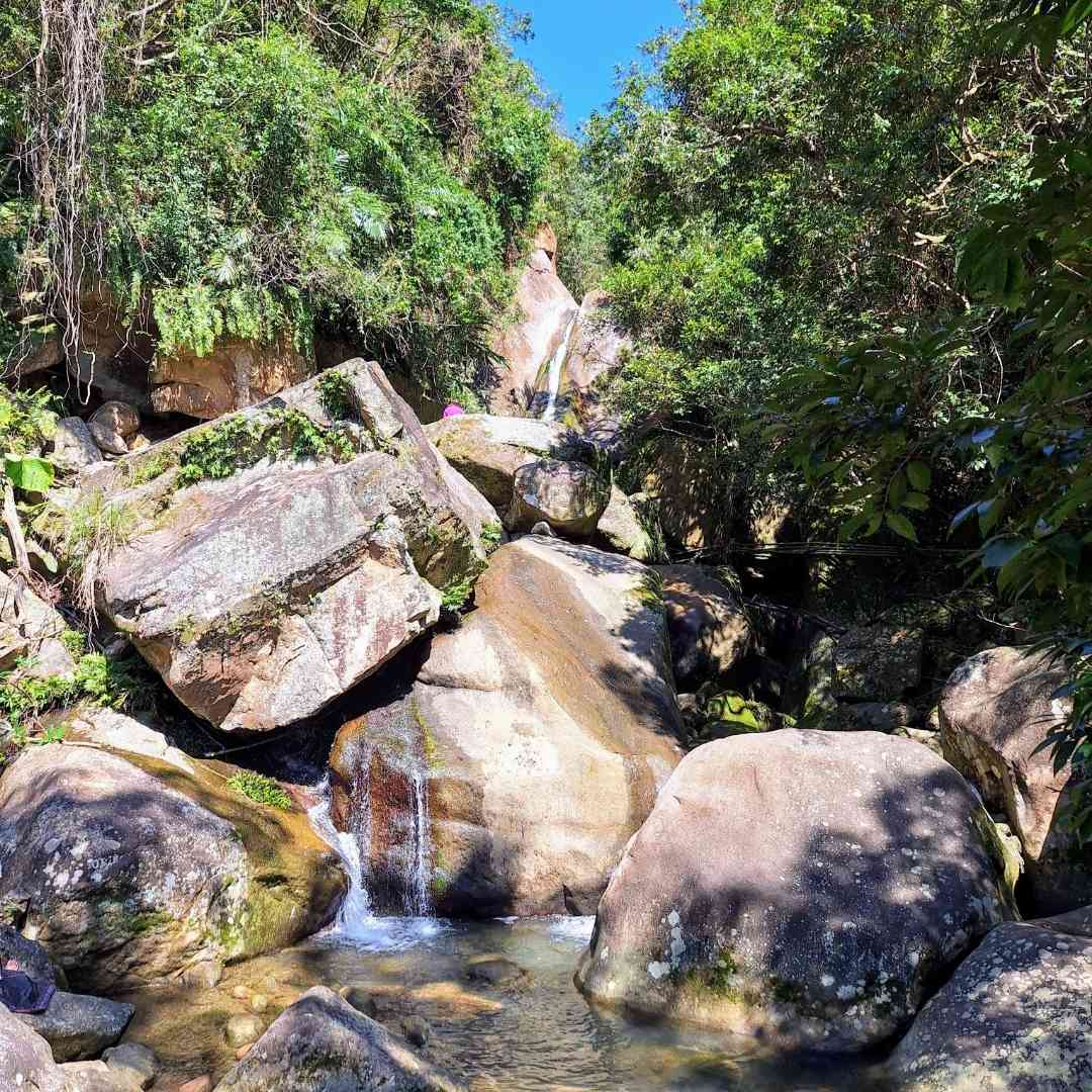 圓覺瀑布是路線中的清涼角落，瀑布下方設有休憩空間，常有登山客、跑者駐足。圖／Cloud。