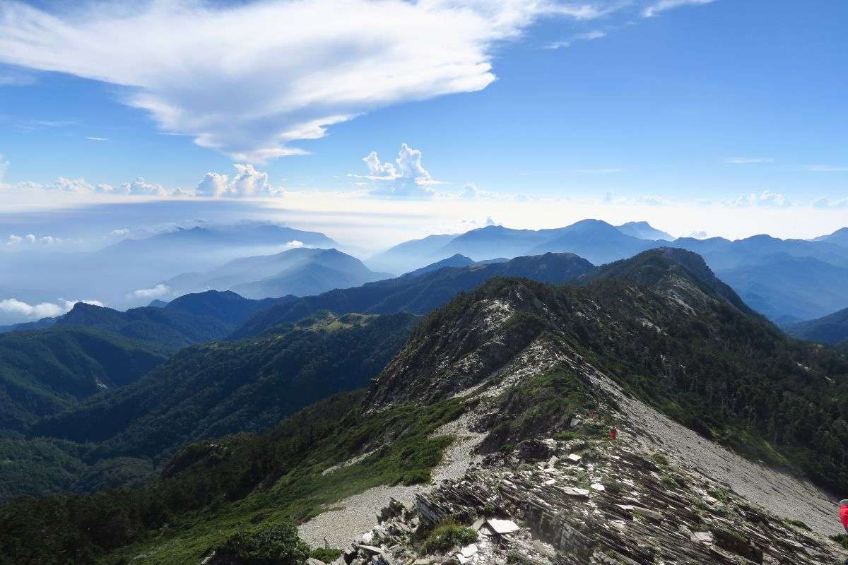 南湖東峰｜由南湖大山行走一小時可抵達東峰，但此處是頁岩地形，路跡不明顯，也不太好走，因此也不建議新手前往。