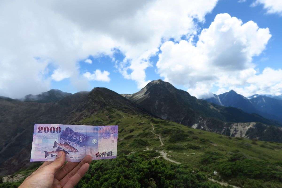 站在南湖北山遠眺南湖大山景色，就是兩千元紙鈔上的視角