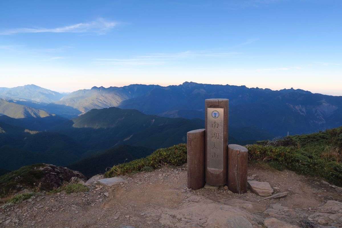 南湖大山｜登上南湖大山主峰，感受睥睨群山的壯闊。發揮一下想像力，有帝王巡視的感覺嗎？