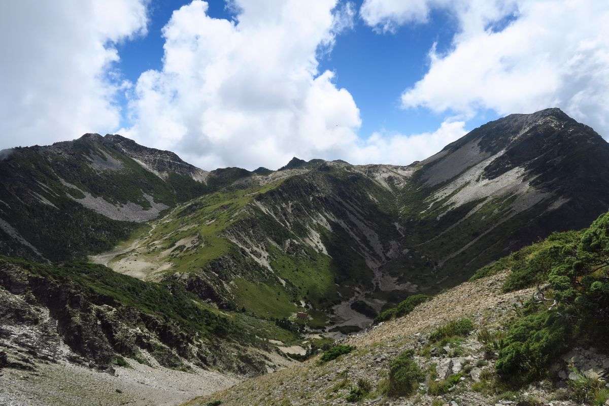 南湖圈谷和山屋｜下圈谷處有一座南湖山屋，若有餘裕，不妨安排在此多待一段時間，感受群峰環繞的天地靈氣。